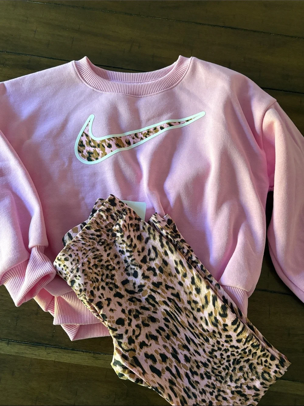 Nike Kids Girls Pink Crewneck sweatshirt with Leopard Print pants size 4 NWT